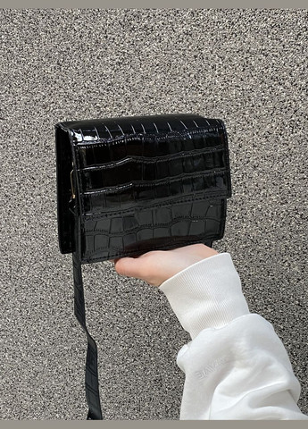 Жіноча класична сумка крос-боді рептилія через плече на широкому ремінці лакова чорна No Brand (284722380)