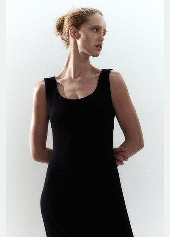 Черное платье H&M однотонное