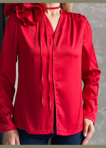 Красная демисезонная трендовая блуза с цветком-чокером Vakko