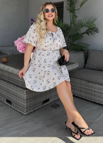 Світло-бежева повсякденний вишукана легка літня міді сукня з короткими рукавами та запахом на грудях Україна однотонна