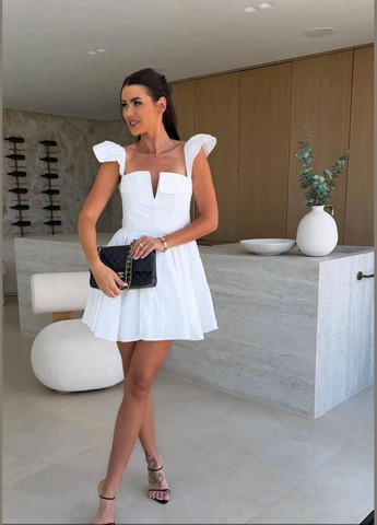 Белое повседневный платье женское - с приталенным силуэтом, открытым декольте No Brand однотонное