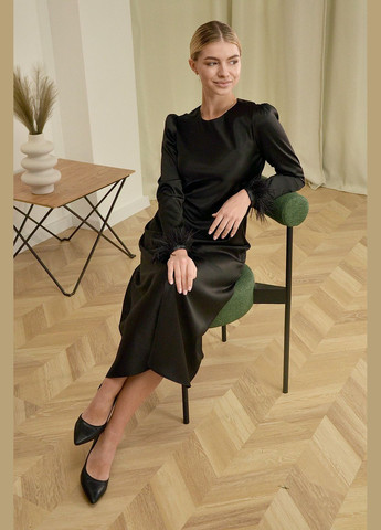 Черное праздничный, вечернее, коктейльное, кэжуал женское платье «shadow tailor» черного цвета с декоративными перьями на рукавах Lana Bryk однотонное