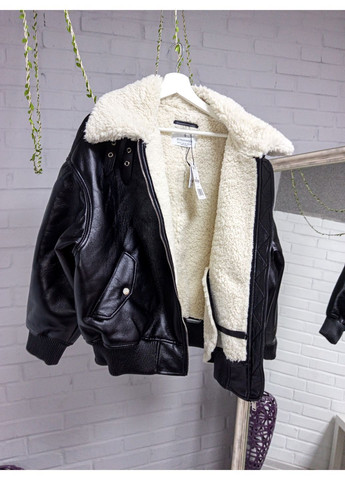 Чорна тепла куртка з екошкіри та підкладкою зі штучного хутра Stradivarius