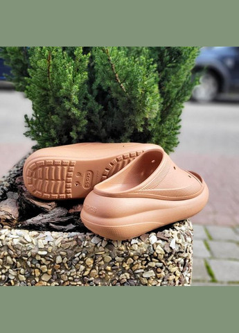 Коричневые женские шлепанцы на платформе crush slide original Crocs
