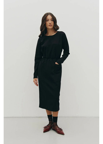 Черное теплое платье меди с брошью, цвет черный Rica Mare