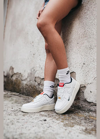 Білі осінні кросівки жіночі Nike Air Force 1