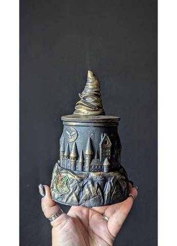 Гипсовое кашпо "Школа Чаров и Колдовства" со Шляпой-Распределителем Хогвартс No Brand (368713851)