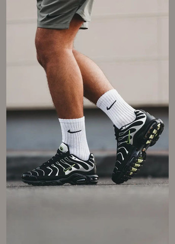 Чорні всесезонні кросівки air max plus tn black silver green strike — dr0139-001 Nike