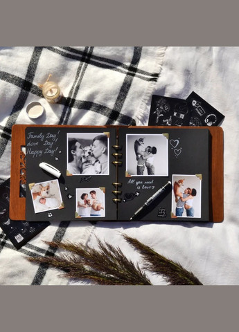 Крафтбук "FAMILY" 23x23 со светлой обложкой и черными страницами Your Magnets (336954899)