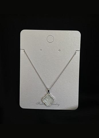 Підвіска біла Конюшина з ланцюжком срібного кольору 33459 No Brand (348779807)