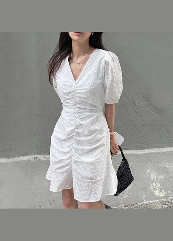 Белое платье мини из прошвы 111196 белый No Brand