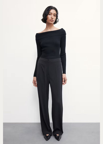 Черный свитер с открытыми плечами H&M