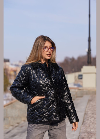 Чорна демісезонна куртка MN