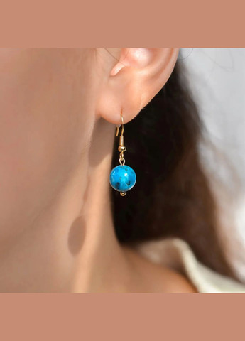 Серьги натуральный камень Хризоколла гладкий шарик, фур-ра гип-ный сплав цвет золото d-10мм+- L-25мм No Brand Підвіски (305593778)