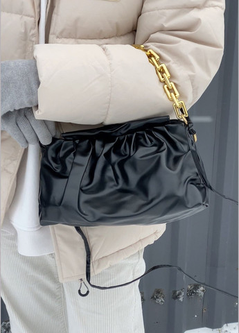 Жіноча сумка пельмінь з пластмасовим ланцюжком чорна No Brand (289199489)