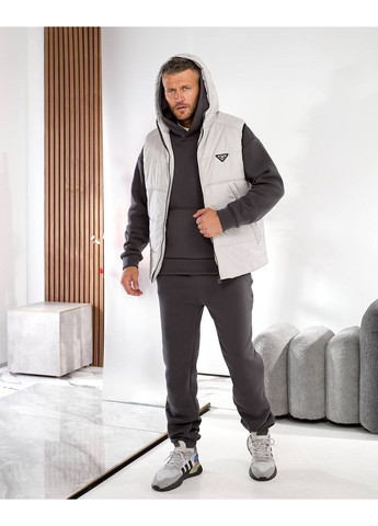 Графитовый демисезонный костюм 562 тройка,худы и брюки тринитка на флисе,жилетка утепленная с нишивкой Україна