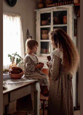 Бежева кежуал жіноча ретро сукня з рослинним візерунком V.O.G. з квітковим принтом