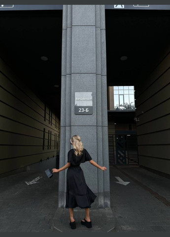 Черное вечернее шелковое платье меди на запах с широкими рукавами и высоким разрезом на запах MonCher