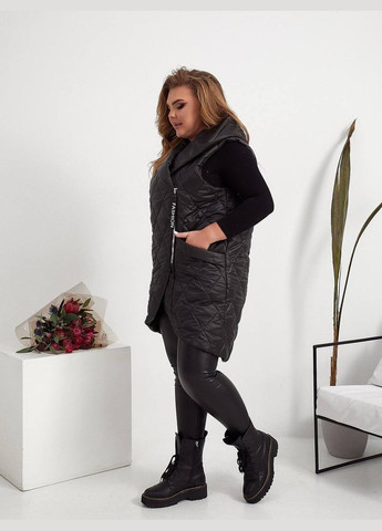 Жіноча демісезонна жилетка батал чорна безрукавка на скошеній блискавці з капюшоном кроєм на запах довжина по коліно Viki Жилет (316087811)