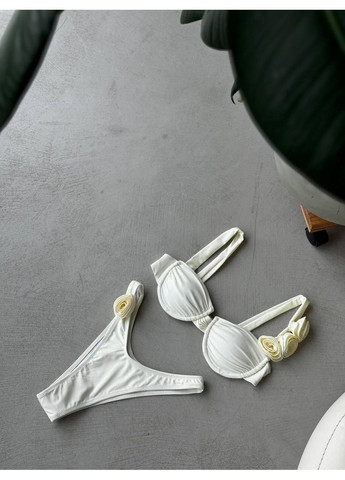 Білий літній жіночий купальник бікіні з квітковим декором та бюстьє-топом / жіночий роздільний купальник білий з обʼємними трояндами No Brand