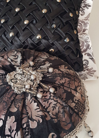 Комплект декоративних подушок Hand Made 40х40см 1шт діаметр 35см 1шт сірий та чорний (п_0568) Firanka HandMade (314705087)