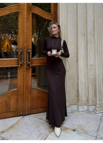 Коричнева кежуал жіноча сукня максі з високим коміром та драпіруванням на талії силуетна MonCher