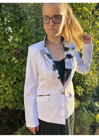 Белый женский белый двубортный приталенный женский жакет-пиджак с подкладкой с поясом с пуговицами с двумя карманами с воротником-стойкой No Brand однотонный - демисезонный