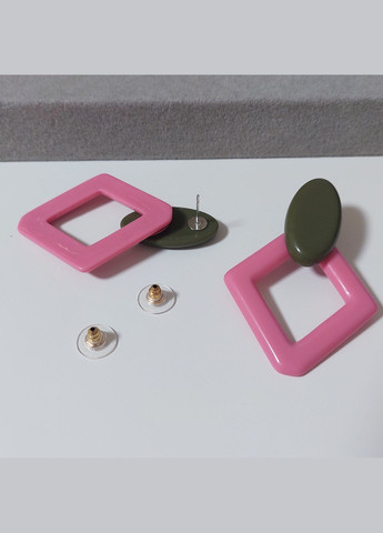 Сережки ромби з акрилу MK0955-1 рожевий з оливковим DeKolie (322318962)