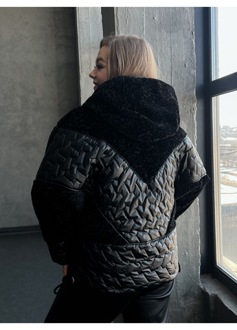 Чорна демісезонна куртка MN