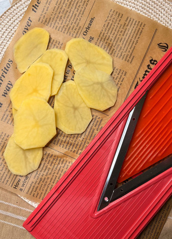 Терка-слайсер овочерізка ручна з V-лезами з нержавіючої сталі для нарізки слайсів картоплі на чіпси Kitchette (331601744)