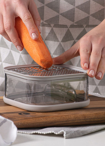 Терка для овочів з контейнером Охайний кулінар 14 х 14 см Мамин Посуд (327432602)
