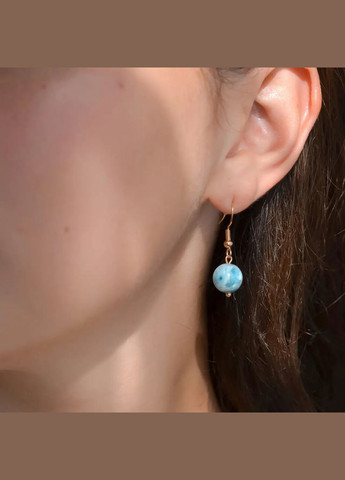 Серьги натуральный камень Апатит гладкий шарик, фур-ра гип-ный сплав цвет золото d-10мм+- L-25мм No Brand Підвіски (305593792)