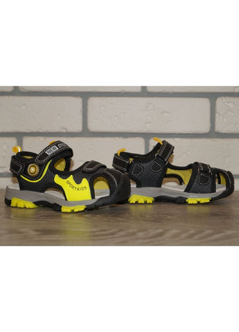 Цветные повседневные сандалии для мальчика с закрытым носком черные с жёлтым Kimboo на липучке