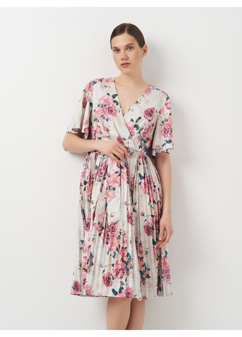 Молочное кэжуал платье PrettyLittleThing с цветочным принтом