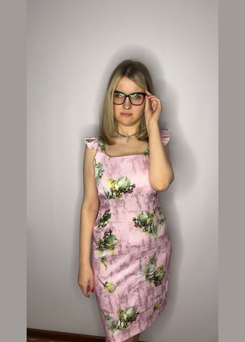 Летний женский розовый шелковый атласный летний женский сарафан-футляр миди на бретелях с крылышками No Brand в цветочек