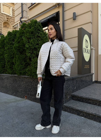 Молочна демісезонна жіноча утеплена куртка-бомбер оверсайз MonCher