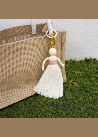 Набір макраме для рукоділля та плетіння брелока «Лялечка» для ключів і аксесуарів білий з персиковим No Brand (338854665)