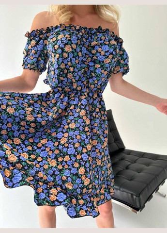 Черное летнее платье на резинке с открытой спиной короткое черное с синими цветками You Best