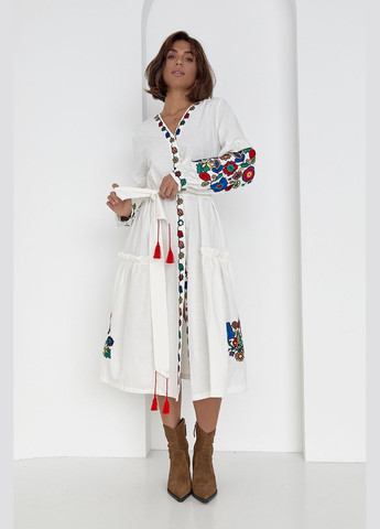 Белое праздничный, коктейльное, карнавальный, повседневный, кэжуал, вечернее платье-вышиванка с цветочной вышивкой гладью ESQ с цветочным принтом