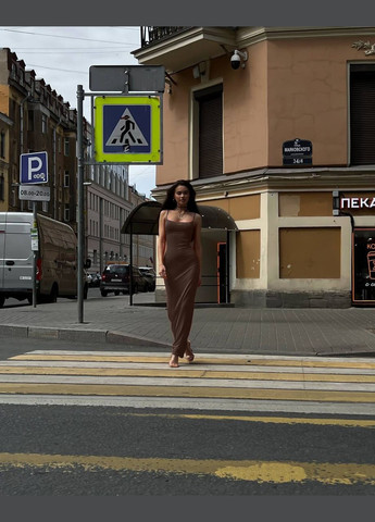 Коричневое приталенное платье-макси без рукавов с открытым декольте в шоколадном цвете подчеркнет вашу женственность и утонченность No Brand однотонное