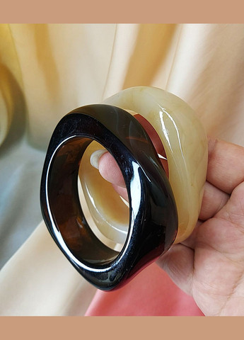 Браслеты комплект 2 единицы акриловые массивные Молочный и янтарный No Brand (347250590)