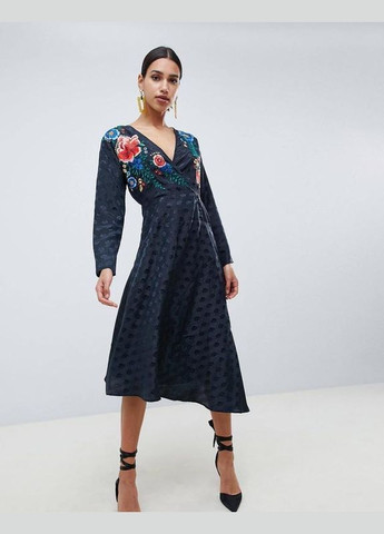 Чорна сукня міді на запах з вишивкою Asos