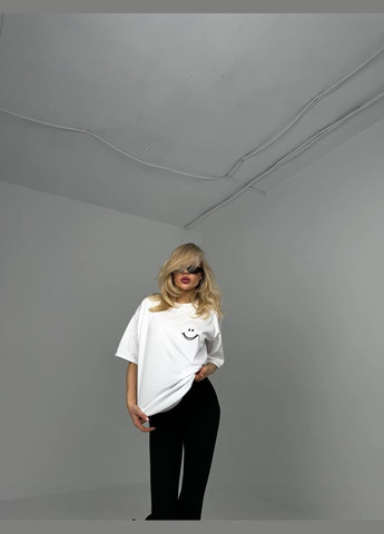 Красива біла однотонна oversize футболка з накатом смайлика на грудях, якісна повсякденна футболка з бавовни (100%) No Brand 103 - (291622353)