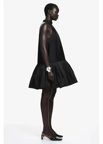 Черное черное платье мини с открытыми плечами и декором на шее H&M однотонное