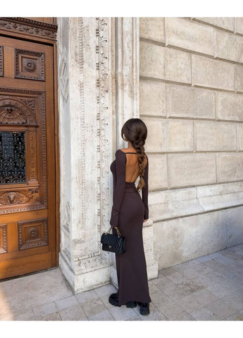 Коричневое кэжуал изысканное макси платье с открытой спиной Adelante однотонное