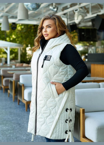 Женская демисезонная объемная жилетка молочного цвета батал стеганая длинная до колена с капюшоном на молнии Viki Жилет (316093991)