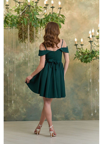 Зеленое коктейльное платье открытые плечи 24045 зеленое Tanita-Romario