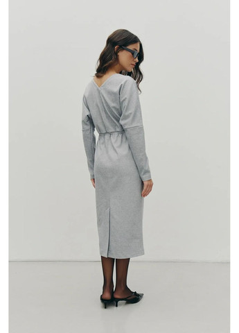Серое теплое платье меди с брошью, цвет серый Rica Mare