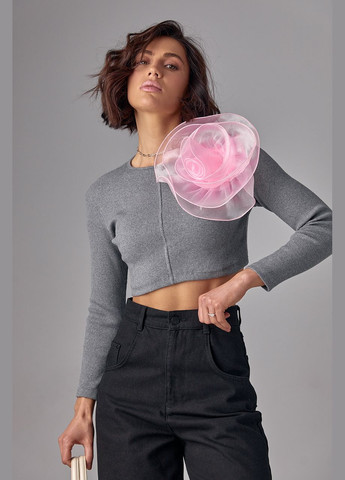 Сірий демісезонний укорочений джемпер у рубчик з об'ємною квіткою Lurex