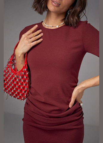 Бордова силуетна сукня міді з драпіруванням Lurex